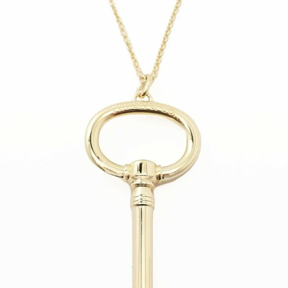 Authentic! Tiffany & Co 18k Yellow Gold Oval Key Pendant Necklace